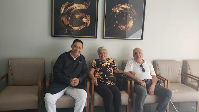 Dr. Alfredo Cruz em um momento na sala de espera da clínica