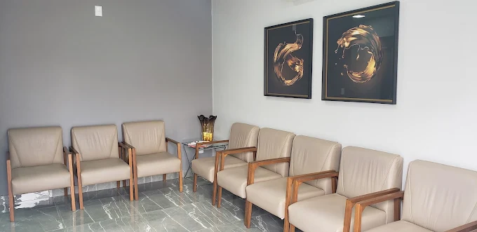 Sala de espera da clínica Santa Cruz, com poltronas e ambiente acolhedor